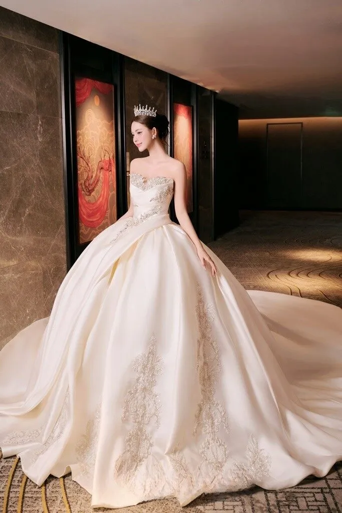 Váy cưới công chúa