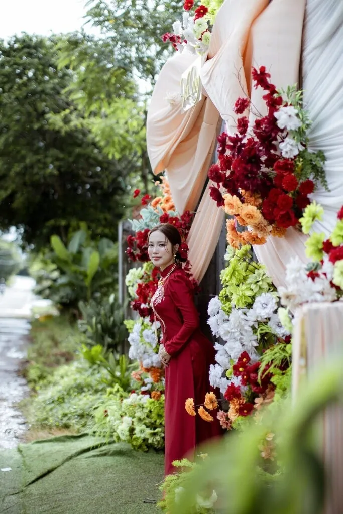 Cô dâu tạo dáng trước cổng cưới