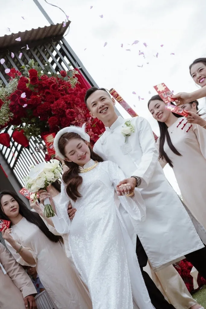 Niềm hạnh phúc của cô dâu chú rể bên bạn bè