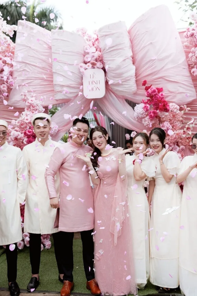 Khoảnh khắc hạnh phúc của vợ chồng trẻ cùng dàn bê tráp