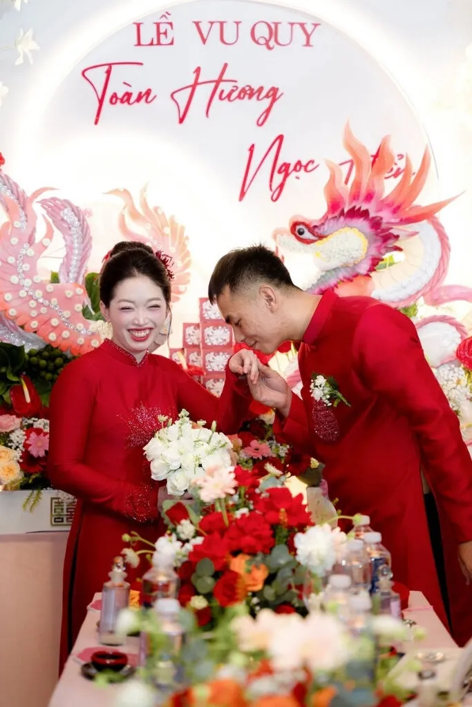 Chú rể hạnh phúc hôn lên tay cô dâu
