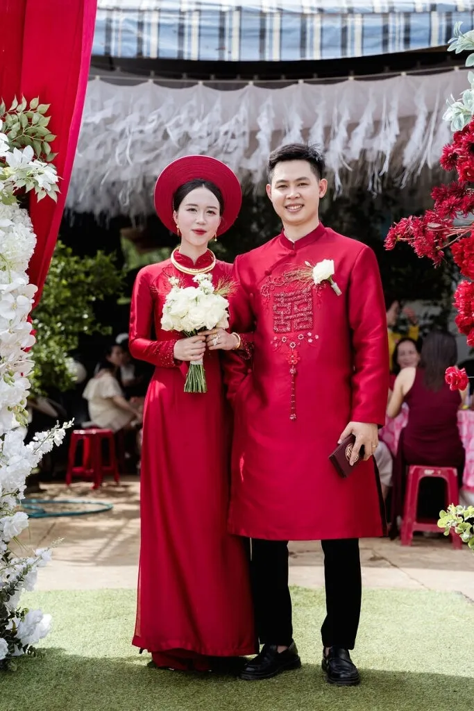Cô dâu chú rể tạo dáng cùng nhau