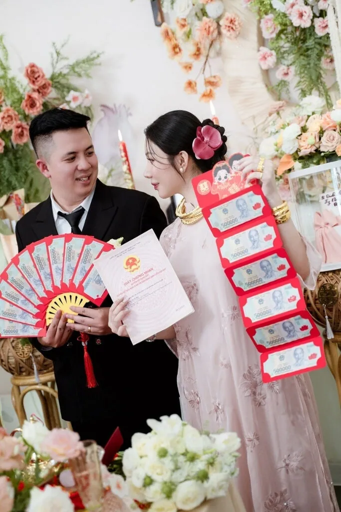 Khoảnh khắc cô dâu chú rể hạnh phúc trước bàn gia tiên
