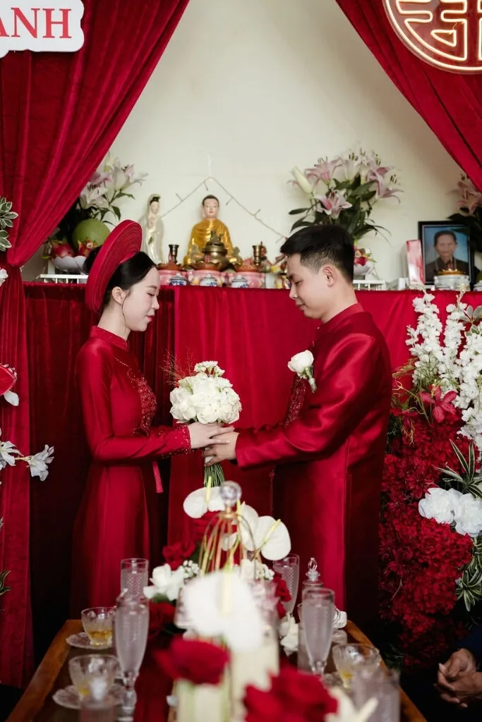Cô dâu và chú rể làm lễ gia tiên