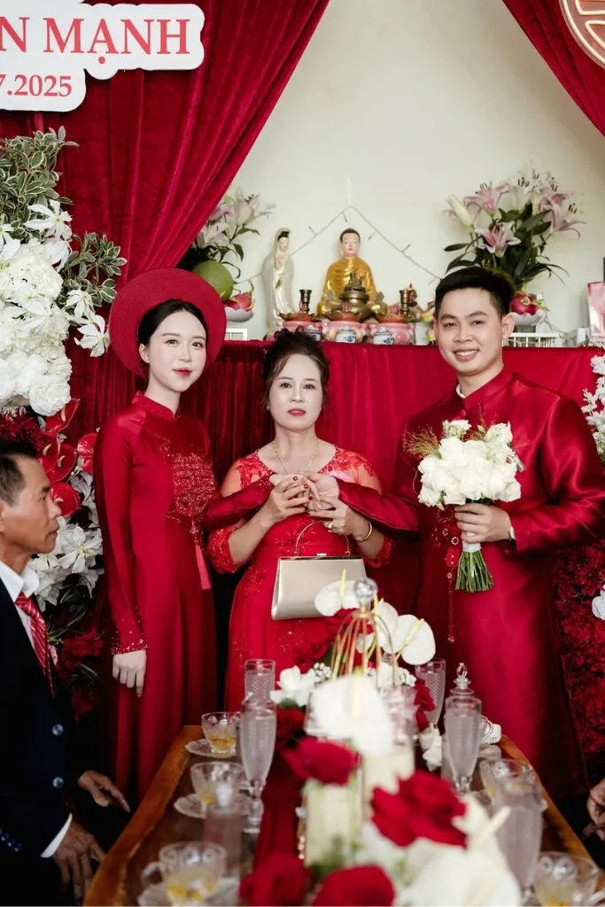 Nghi thức làm lễ cưới trước bàn gia tiên