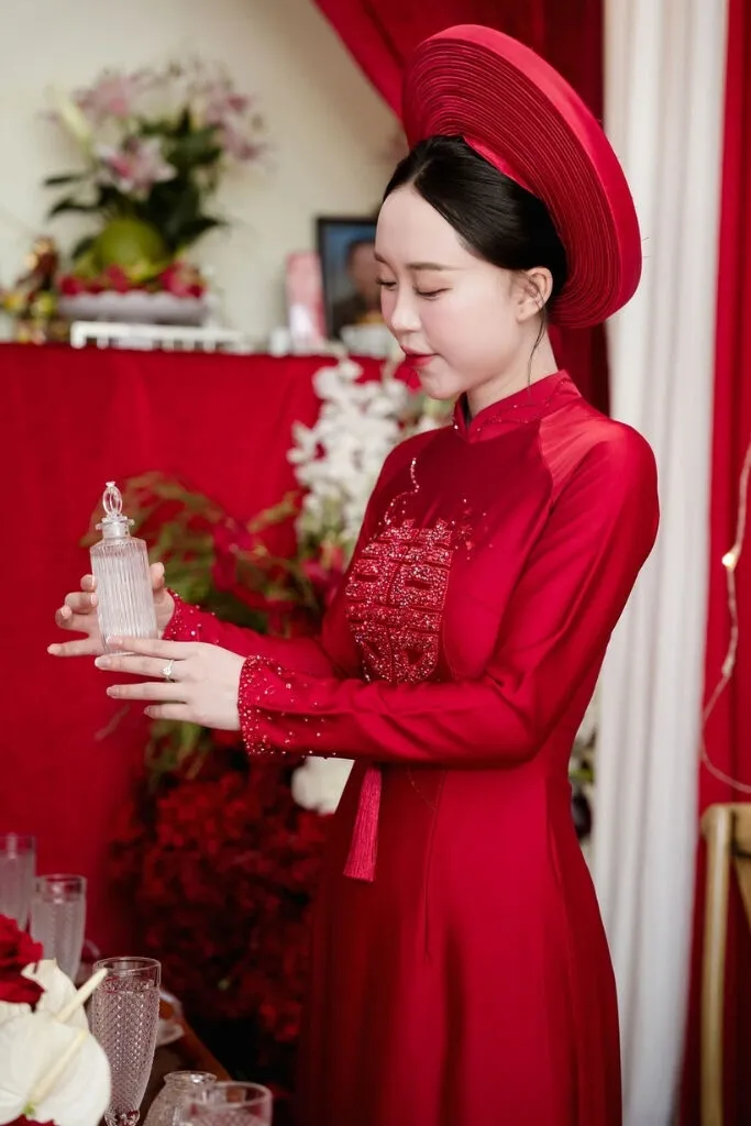 Cô dâu bên bàn thờ gia tiên