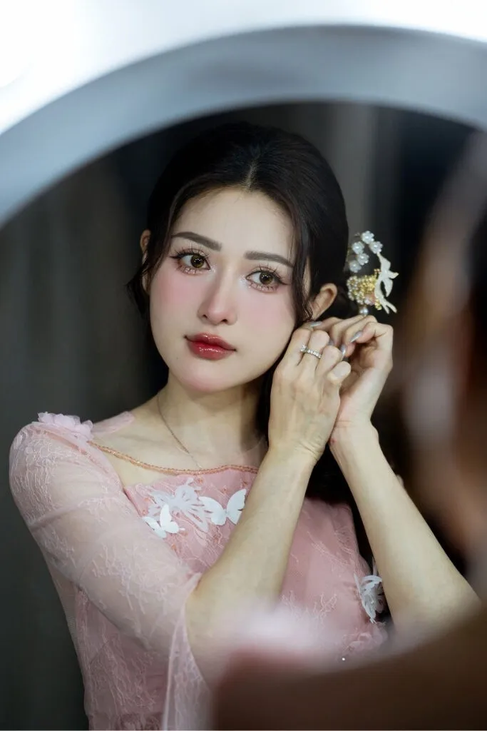 Một cảm xúc nghẹn ngào của cô dâu khi lên xe hoa về nhà chồng