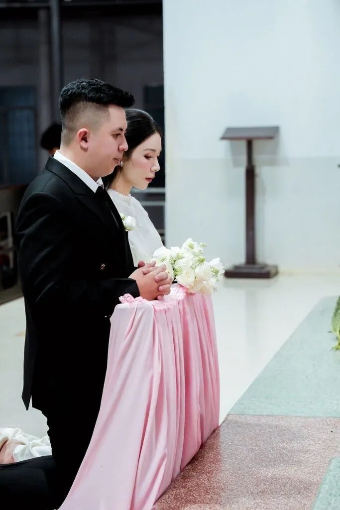 Ảnh đám cưới trang trọng của cô dâu và chú rể