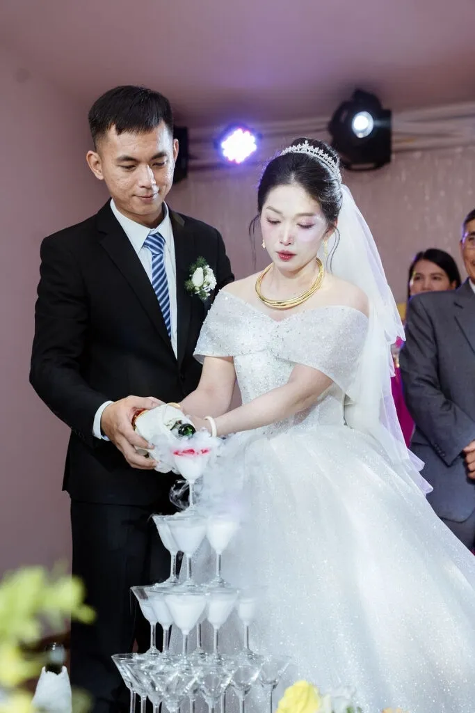 Cô dâu và chú rể cùng nhau rót rượu