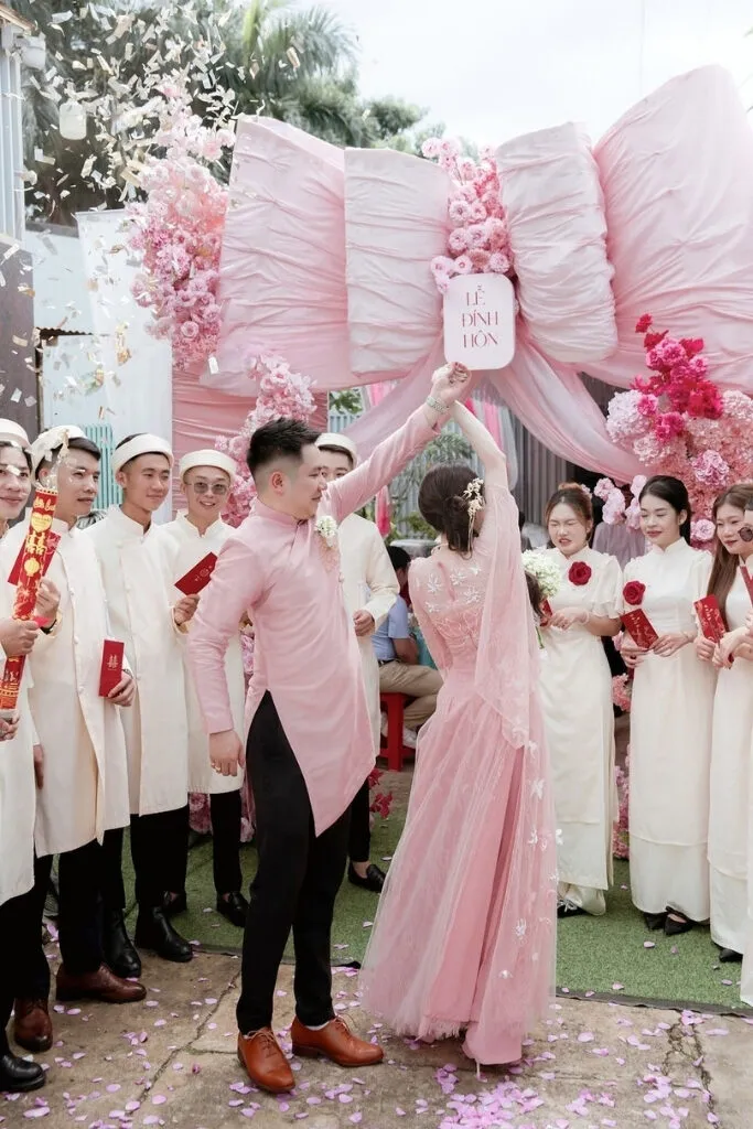 Cô dâu và chú rể chụp hình trao duyên