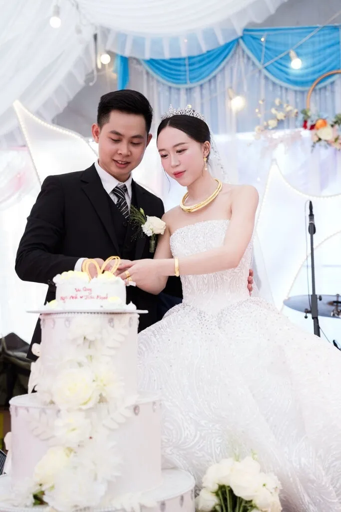Cô dâu và chú rể cùng nhau cắt bánh