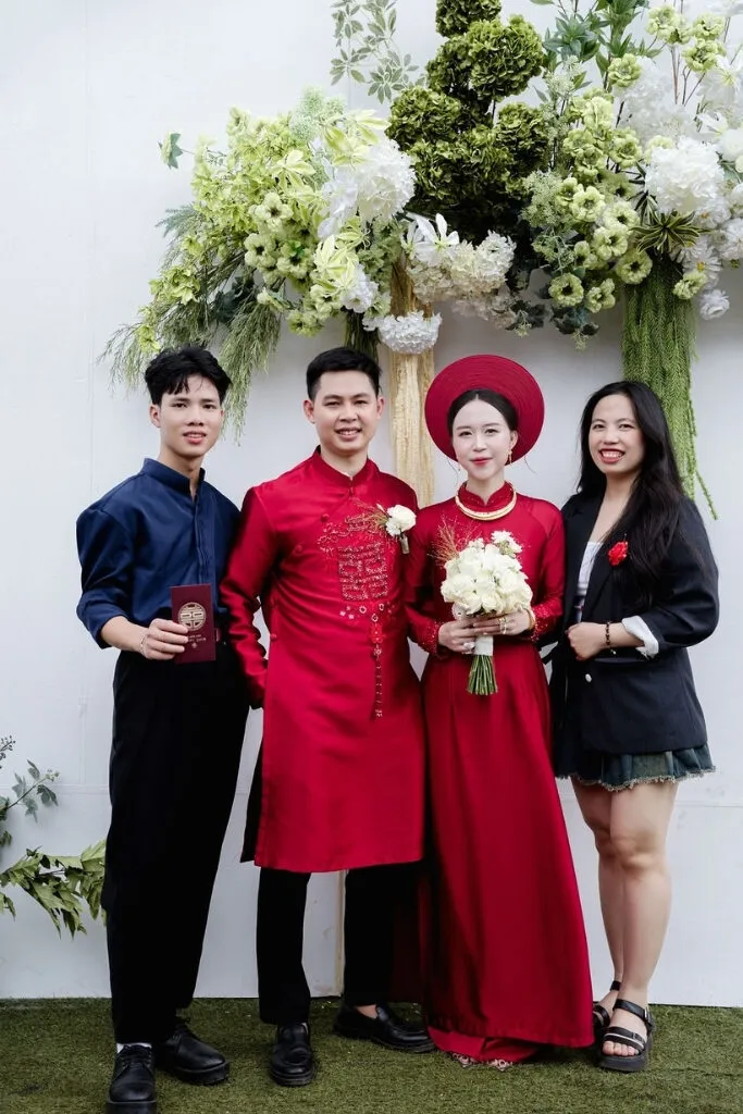 Cô dâu, chú rể chụp hình cùng quan khách