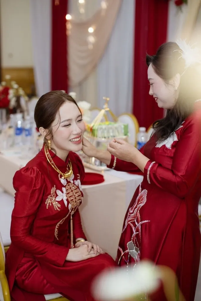 Khoảnh khắc cô dâu được mẹ chồng đeo bông tai