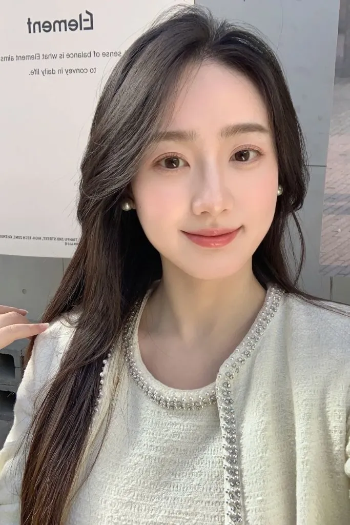 Ảnh gái cute có làn da trắng mịn và đôi môi hồng hào