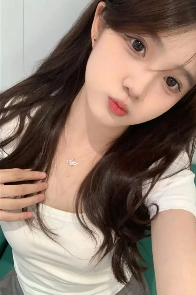 Ảnh gái cute với đôi môi hồng và khuôn mặt khả ái