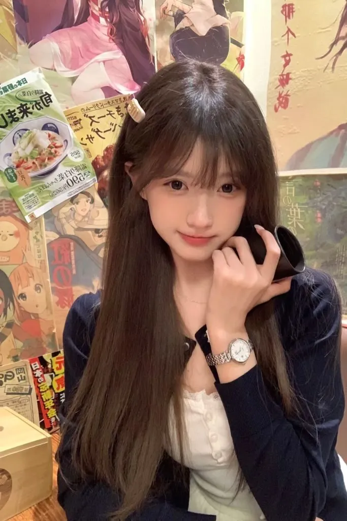 Ảnh gái cute rạng ngời trong outfit tôn dáng quyến rũ