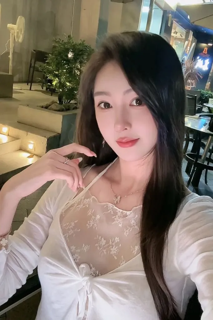 Ảnh gái cute với mái tóc đen óng ả