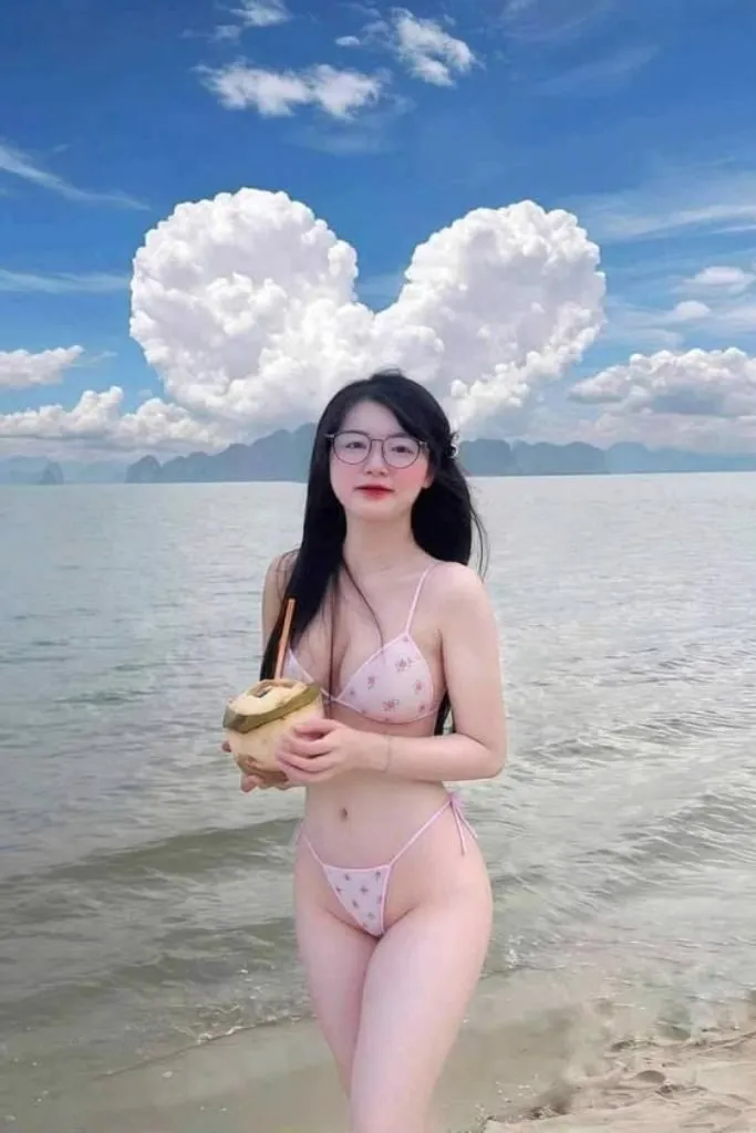 Ảnh gái mặc bikini quyến rũ bên bờ biển