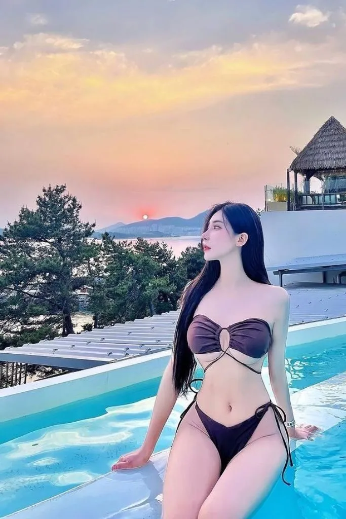 Ảnh gái mặc bikini nâu gây thương nhớ cực độ