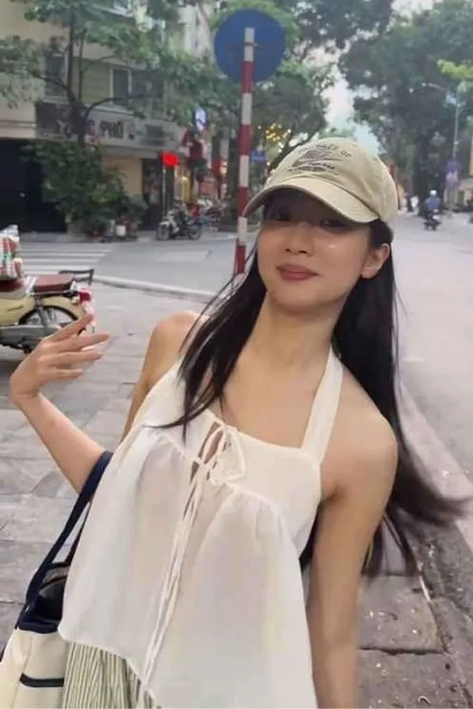Ảnh gái mạng tươi cười rạng rỡ ngoài đường phố