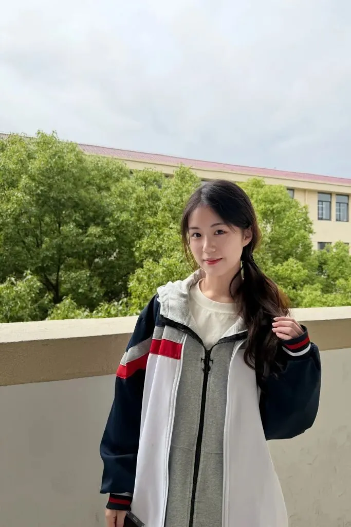 Ảnh gái xinh trên hành lang giảng đường đại học