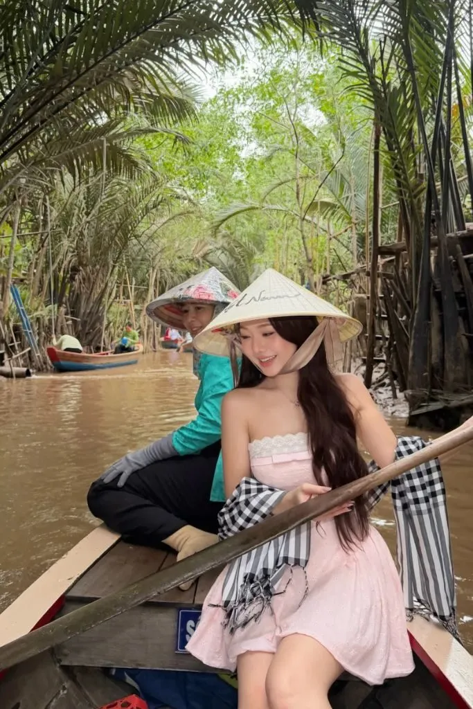 Ảnh gái xinh khung cảnh sông nước miền Tây