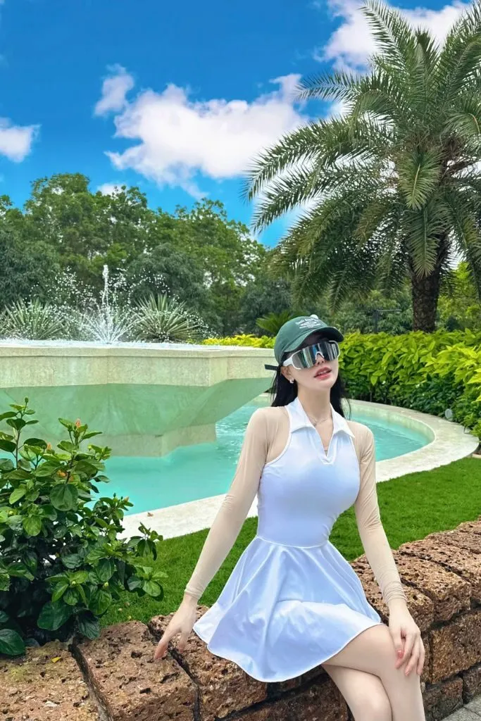 Ảnh gái xinh mang váy trắng tinh khiết bên hồ bơi