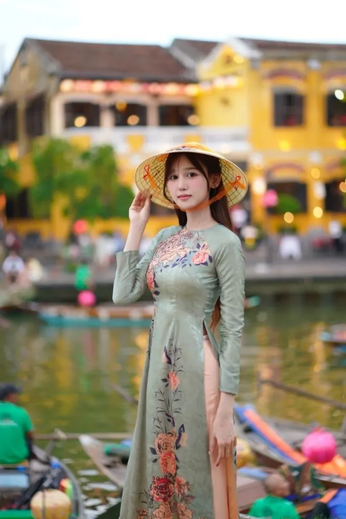 Ảnh gái xinh trong trang phục áo dài nón lá