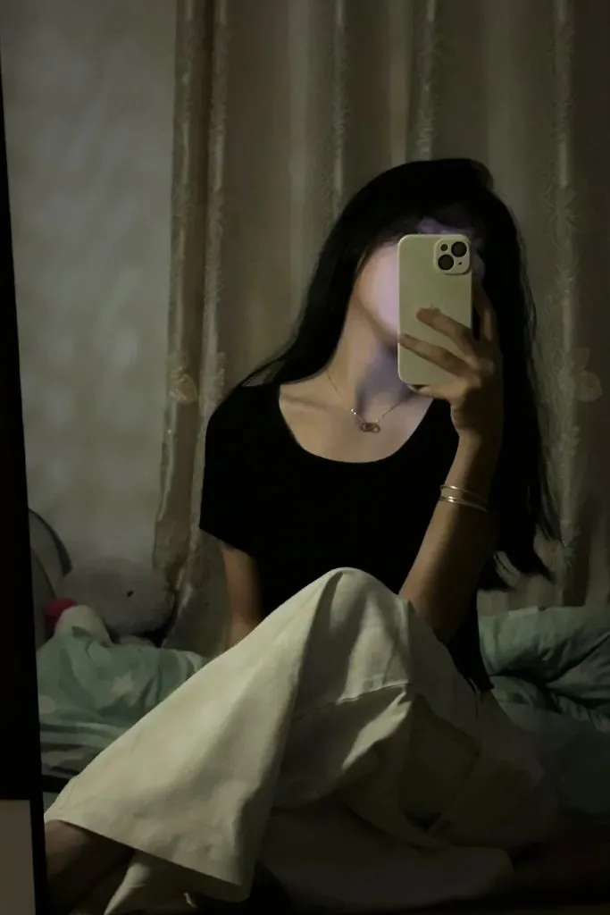 Ảnh gái xinh che mặt khoe dáng trước gương