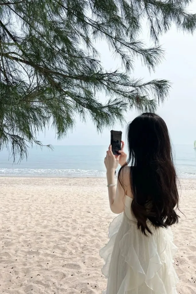 Ảnh gái xinh che mặt tinh tế quay mặt về phía biển