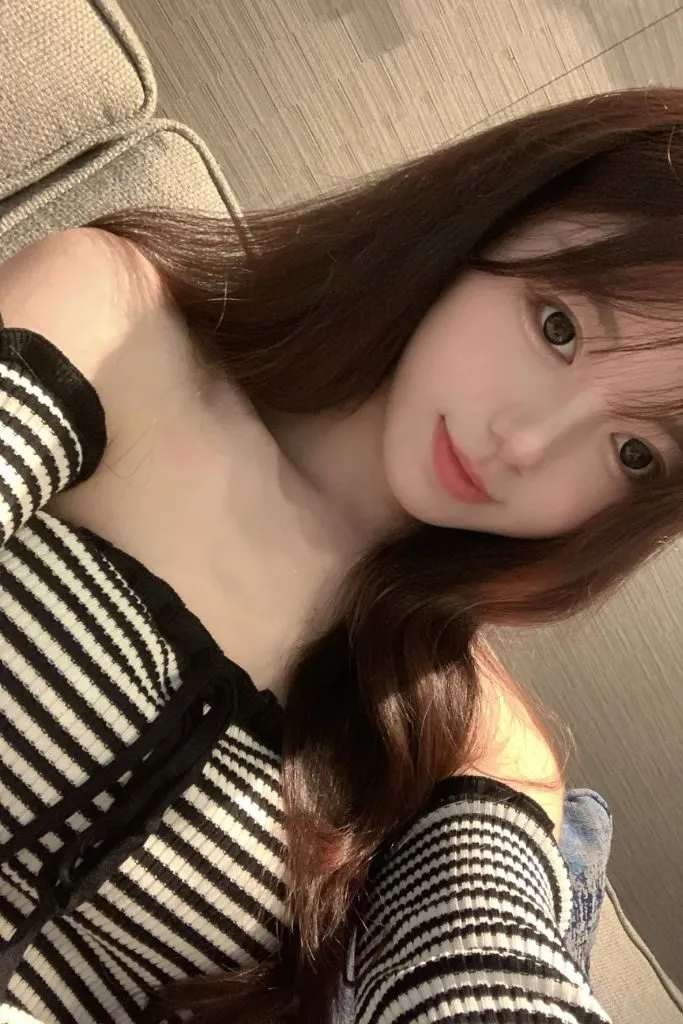Ảnh gái xinh cute trong áo len trễ vai vô cùng duyên dáng