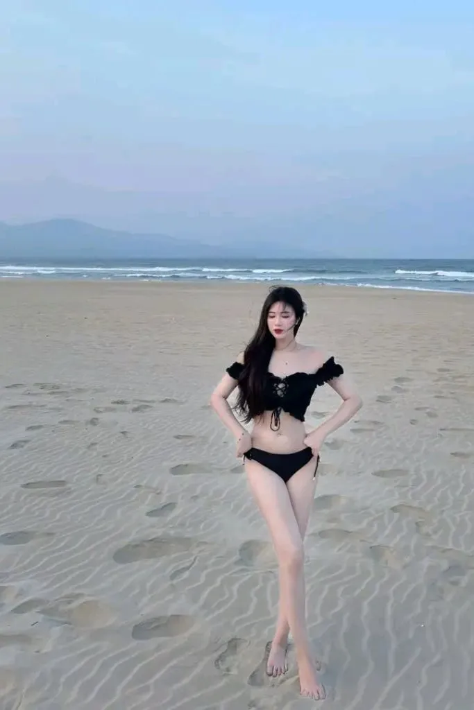 Gái xinh mặc bikini đi biển có body thượng hạng không thể cưỡng lại