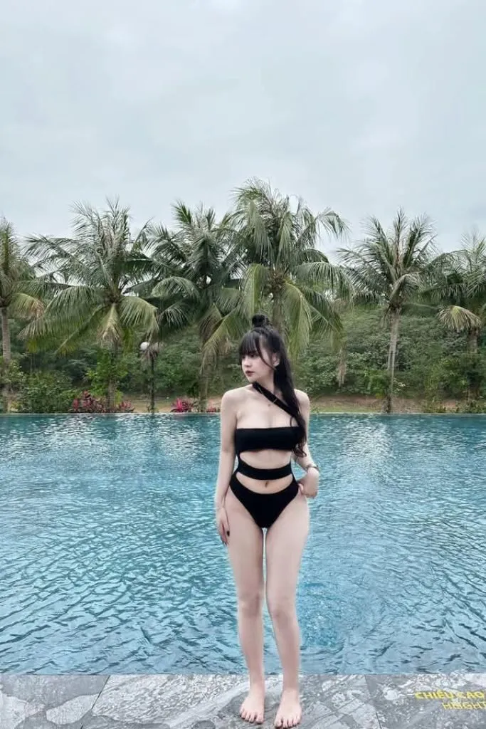 Gái xinh mặc bikini đi biển gợi tình ham muốn