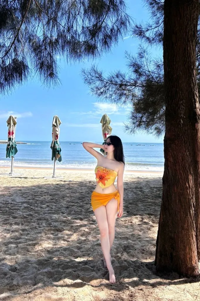 Gái xinh mặc bikini đi biển thần thái đầy cuốn hút
