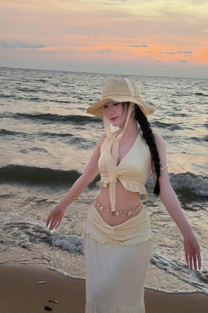 Gái xinh mặc bikini đi biển đẹp nhẹ nhàng mát mẻ