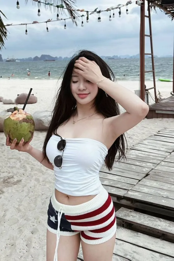 Gái xinh mặc bikini đi biển phong cách hiện đại mới