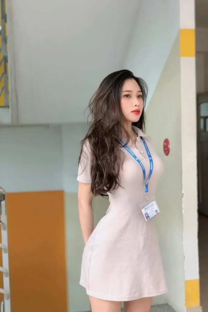 Ảnh gái xinh Việt Nam trong chiếc váy công sở nữ tính