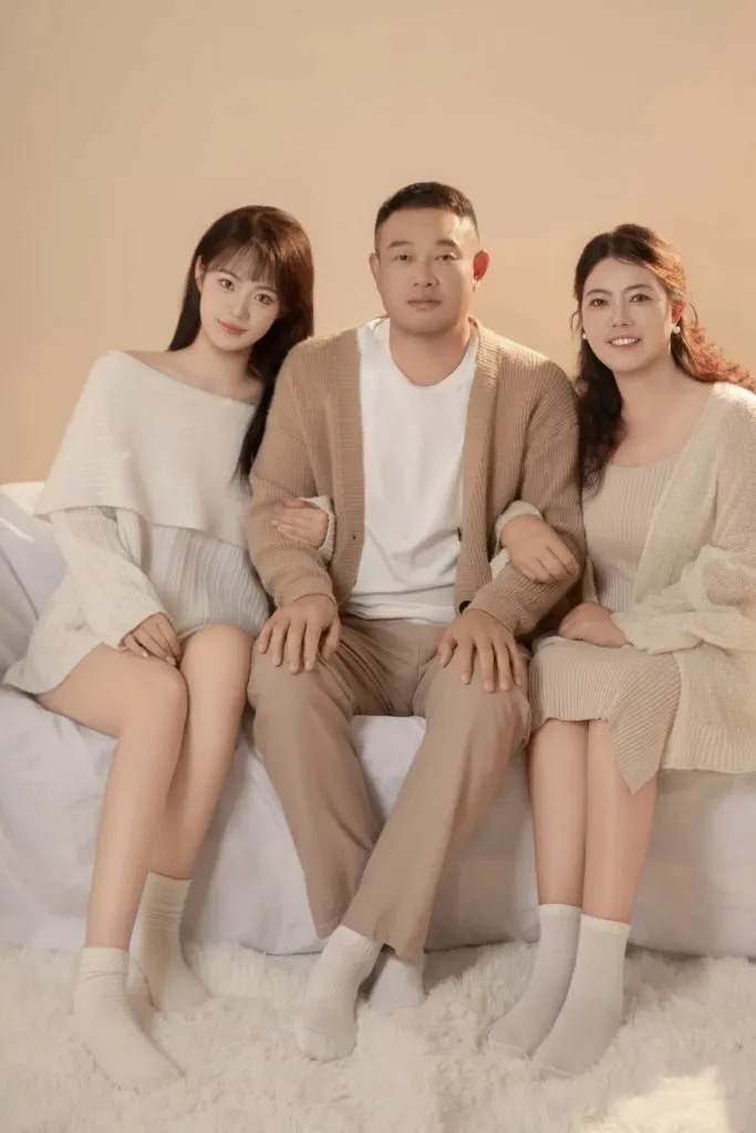 Ảnh gia đình xinh đẹp bên sofa
