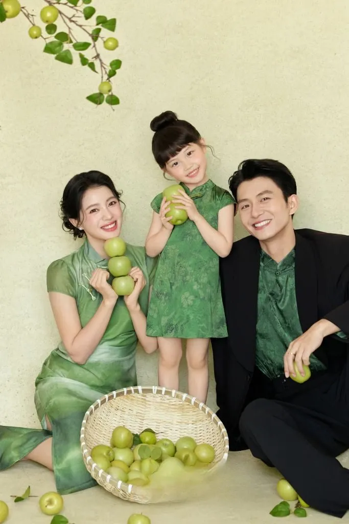 Ảnh gia đình mang sắc xanh hạnh phúc