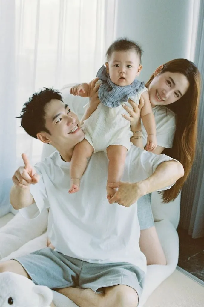 Ảnh gia đình tạo dáng cùng bé