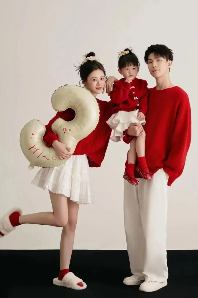Ảnh gia đình cùng chụp hình tròn tuổi mới cho bé