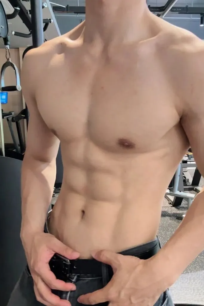 Ảnh trai 6 múi trắng trẻo tự tin khoe body