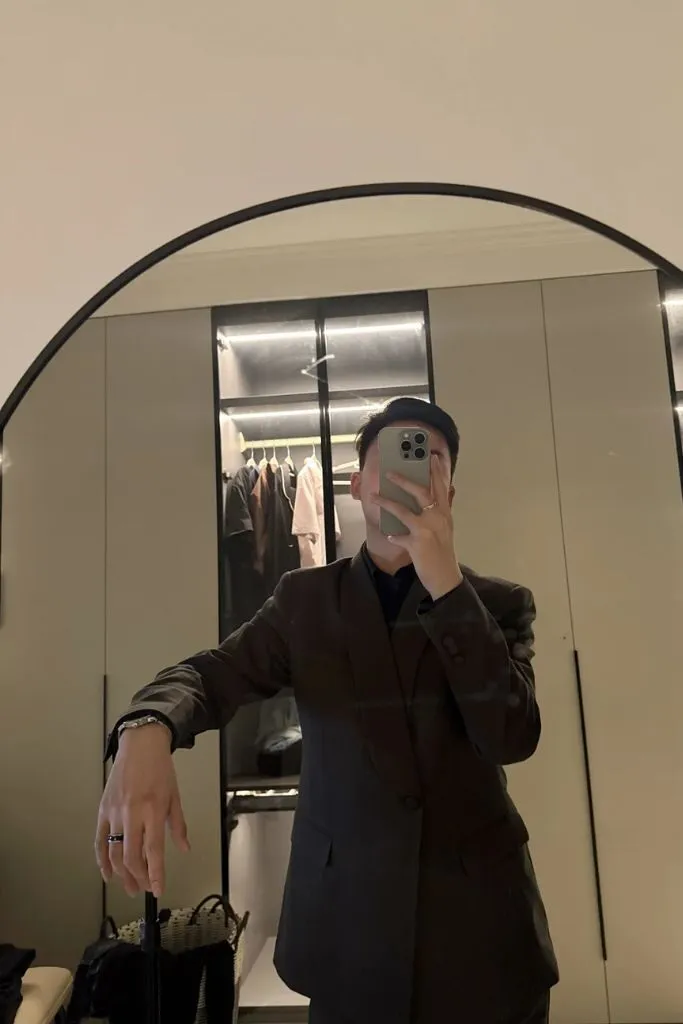 Trai đẹp diện outfit che mặt tự sướng trước gương