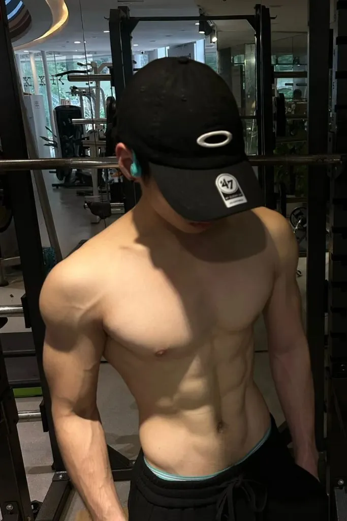 Trai đẹp gymmer body 6 múi khiến bao chị em vả mồ hôi