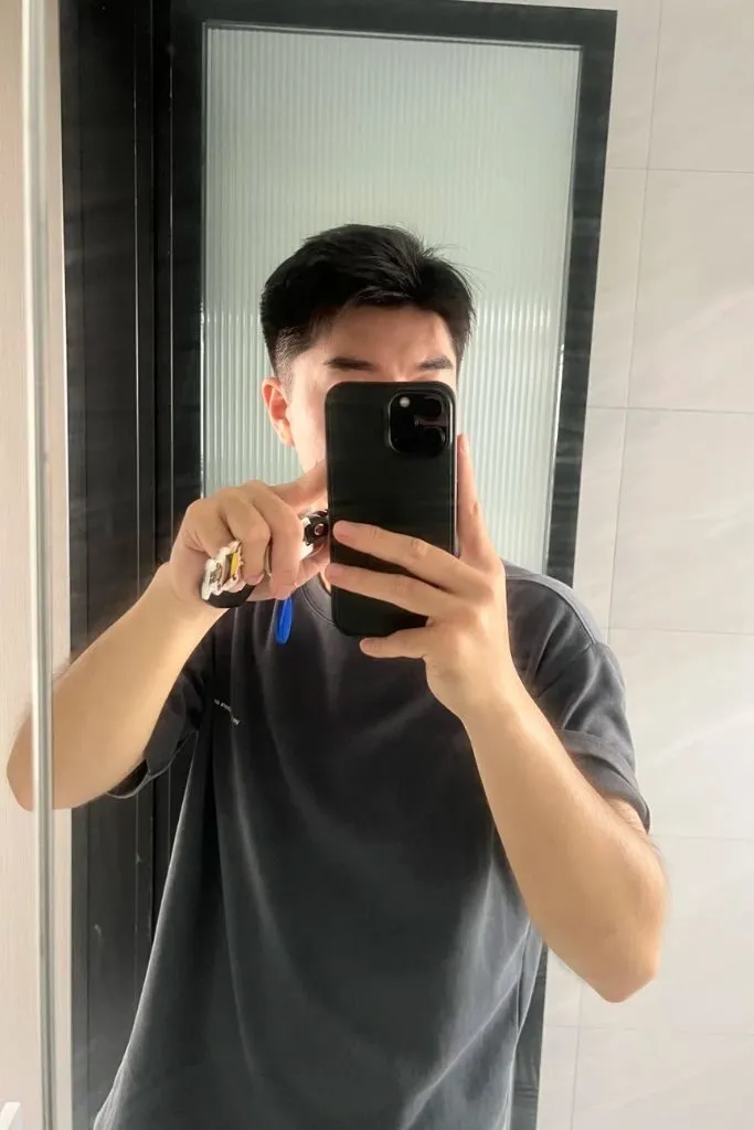 Trai đẹp che mặt khi chụp hình nhưng không dấu kín được vẻ đẹp thanh tú của mình