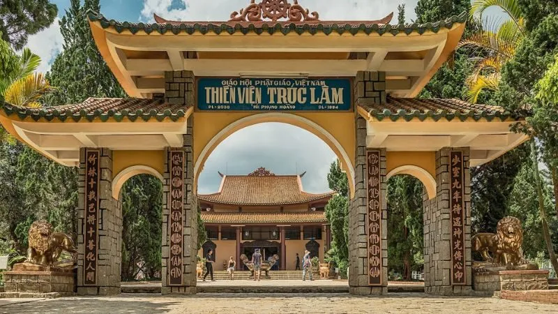 Thiền viện Trúc Lâm nằm trên núi Phụng Hoàng, nhìn xuống hồ Tuyền Lâm