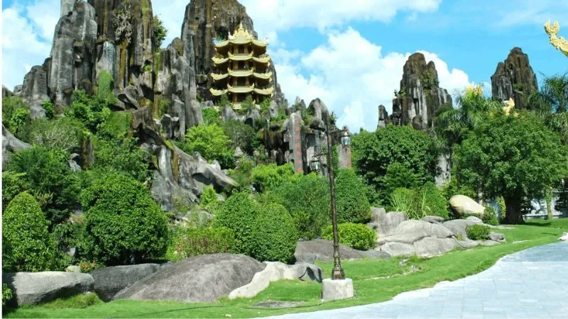 Chùa Linh Ứng Sơn Trà nổi bật với tượng Phật Quan Âm hướng ra biển