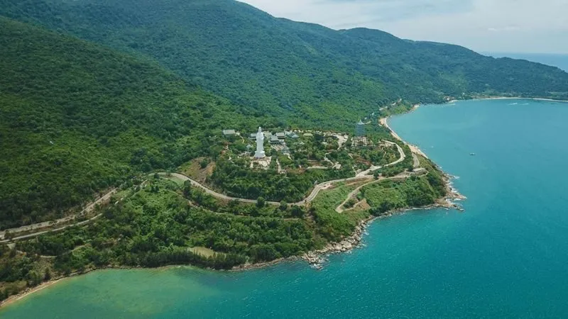 Bán đảo Sơn Trà sở hữu hệ sinh thái đa dạng cùng những cung đường ven biển tuyệt đẹp