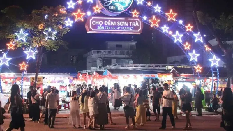 Chợ đêm Sơn Trà là địa điểm lý tưởng để khám phá không khí Đà Nẵng về đêm