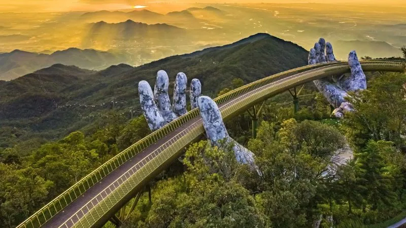 Bà Nà Hills gây ấn tượng với khí hậu mát mẻ, cảnh núi rừng và nhiều công trình độc đáo